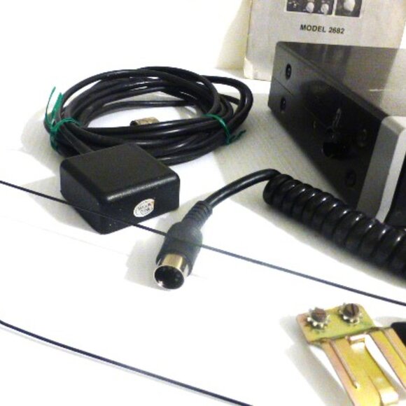 Hy-Gain II CB Radio & Mic 23 & 40 Channel Model 2682 Solid State 2 Way Radio - Picture 3 of 16